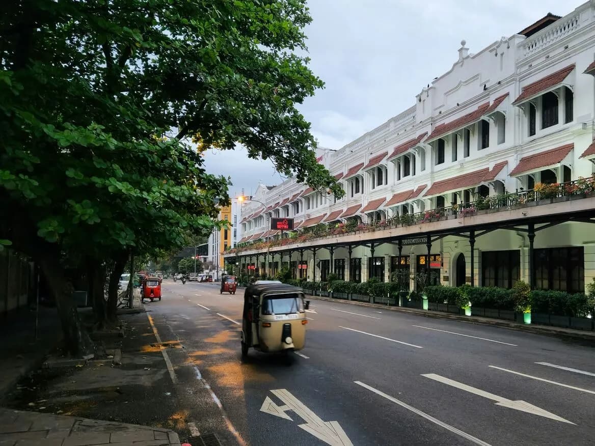 Your Guide to a One-Day Ambuluwawa Tour from Kandy